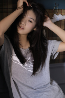 60后妇女户外拍照